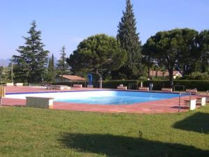 una gran piscina en un parque con árboles en Ca Olivo, en Bardolino