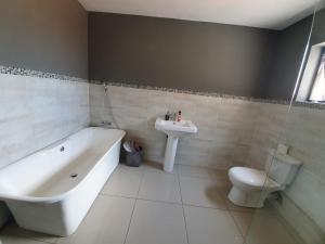 Ванная комната в Mohau Accommodation and Events (GRACE)