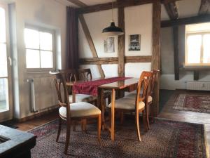 uma sala de jantar com uma mesa de madeira e cadeiras em Ferienwohnung Mainidylle em Winterhausen