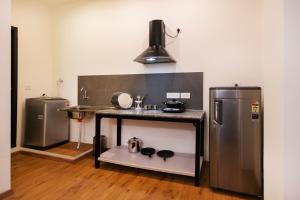 Кухня или мини-кухня в Convastay Prestige- Near Apollo Hospital & US Consulate
