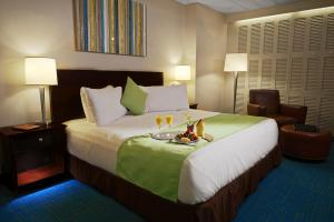 Letto o letti in una camera di Miami International Airport Hotel