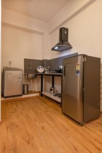 uma cozinha com um frigorífico de aço inoxidável num quarto em Convastay Prestige- Near Apollo Hospital & US Consulate em Chennai