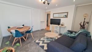 Μια τηλεόραση ή/και κέντρο ψυχαγωγίας στο Appartement indépendant dans maison près d'Annecy