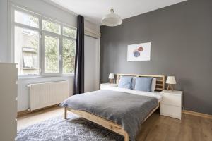 een slaapkamer met een groot bed met blauwe kussens bij Specious and Stylish Apartment Near Bagdat Street with Excellent Location in Kadikoy in Istanbul