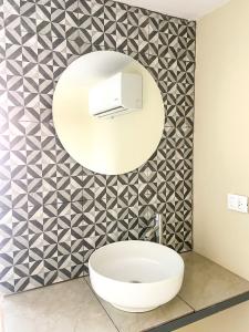 馬薩特蘭的住宿－Posada Vacacional Brisas del Mar，浴室设有白色水槽和镜子