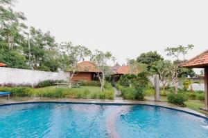 倫邦岸島的住宿－The Lavana Jhonny Kibung Villas Lembongan，房屋前的游泳池