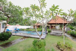 倫邦岸島的住宿－The Lavana Jhonny Kibung Villas Lembongan，别墅后院的游泳池