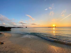 KarimataにあるBlack Diamond 宮古島の海沿いの海岸の夕日