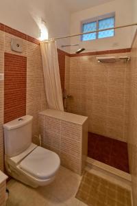 La salle de bains est pourvue d'une douche et de toilettes. dans l'établissement Fairy Glen, à Coonoor
