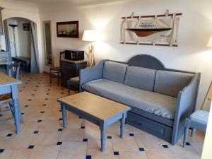 una sala de estar con un sofá y una mesa en Ste Maxime T3 Terrasse vue mer et avec piscine, en Sainte-Maxime 8 fotos más