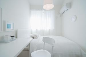 Postel nebo postele na pokoji v ubytování Miyako Shinjuku Hotel 都-新宿-