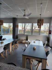 einen Konferenzraum mit Tischen, Stühlen und Fenstern in der Unterkunft Casa de Panorama in Jeresa