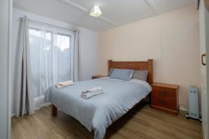 um quarto com uma cama com duas toalhas em Melbourne Guest house em Doveton