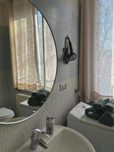 bagno con lavandino e specchio di B&B Daniel a Lodi