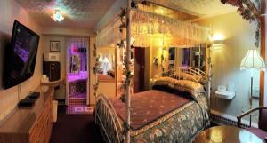 - une chambre avec un lit à baldaquin dans l'établissement A1 Economy Inn, à Somerset