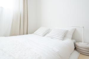 Postel nebo postele na pokoji v ubytování Miyako Shinjuku Hotel 都-新宿-
