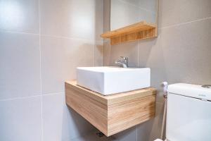 een badkamer met een witte wastafel en een toilet bij 3J Living in Binong