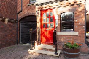 una puerta roja en el lateral de un edificio de ladrillo en Call Lane, en Leeds