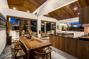 eine Küche und ein Esszimmer mit einem Holztisch und Stühlen in der Unterkunft Villa Tchikobo by BaliSuperHost in Ubud