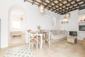 uma sala de estar com uma mesa e um sofá em Casa Manuela em Vejer de la Frontera