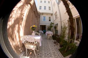 伊斯坦堡的住宿－埃爾薩里酒店，庭院内的桌椅的景色