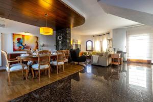 - une salle à manger et un salon avec une table et des chaises dans l'établissement RNET - Villa Piscina Port Primer Empuriabrava, à Empuriabrava