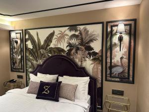 The New Hotel Zeybek في إزمير: غرفة نوم مع سرير مع لوحة كبيرة على الحائط