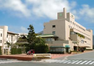 un edificio con una torre de reloj encima en Shohakuen Hotel, en Kitakyushu