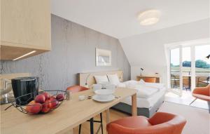 een kamer met een bed en een tafel met een fruitschaal bij Fewo 8 Putbus-rgen in Wreechen