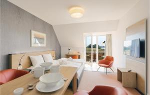 een hotelkamer met een bed en een tafel en stoelen bij Fewo 8 Putbus-rgen in Wreechen