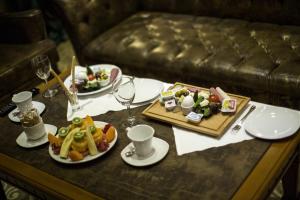 una mesa con dos platos de comida. en Teymur Continental Hotel, en Gaziantep