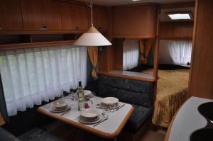 Posedenie v ubytovaní Nowoczesne przyczepy kempingowe Chałupy Royal-Camp