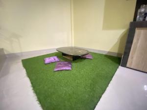 a ping pong table sitting on top of green grass at Homestay RN near Taman Bambu Runcing Polewali Mitra RedDoorz in Matakali