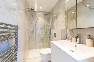 Kúpeľňa v ubytovaní Sumptuous renovated Penthouse - Gray d'Albion-Croi