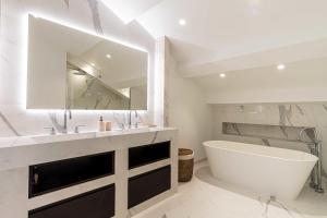 Kúpeľňa v ubytovaní Sumptuous renovated Penthouse - Gray d'Albion-Croi