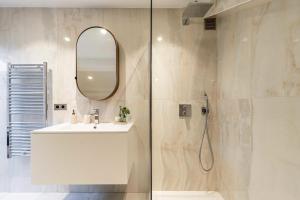 Kúpeľňa v ubytovaní Sumptuous renovated Penthouse - Gray d'Albion-Croi