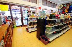 Supermarket nebo jiné obchody v  hotelu nebo okolí