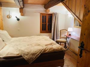 1 dormitorio con cama, escritorio y silla en Chalet Rayon de Soleil, en Gryon