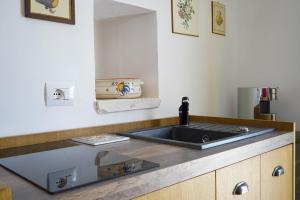 una cocina con fregadero y encimera en Casina delle Rose - Scirocco, en Polignano a Mare 27 fotos más