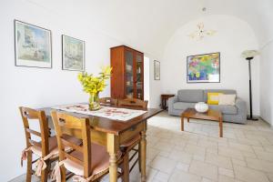 - un salon avec une table et un canapé dans l'établissement Casina delle Rose - Scirocco, à Polignano a Mare