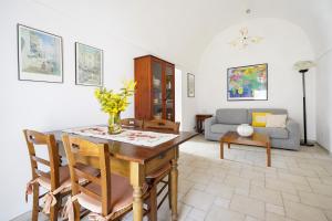 una sala de estar con una mesa y un sofá en Casina delle Rose - Scirocco, en Polignano a Mare