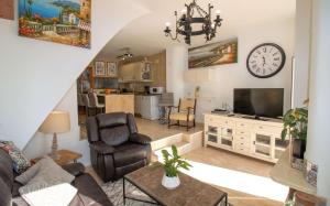 - un salon avec un canapé et une télévision dans l'établissement Adosado con vistas exclusivas - Montesol ALBERT VILLAS, à Alcossebre