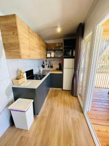 Iris Holiday Homes的厨房或小厨房