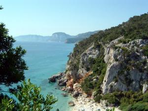Blick auf den Ozean von einer Klippe in der Unterkunft Hotel Quasar in Cala Liberotto