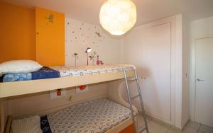 Posteľ alebo postele v izbe v ubytovaní Urbanización familiar LAS BRISAS 32 TERRAZA Y PISCINA Albert Villas