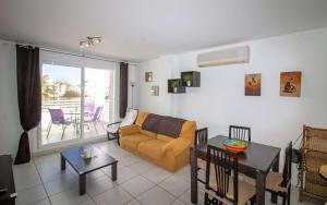 Posedenie v ubytovaní Urbanización familiar LAS BRISAS 32 TERRAZA Y PISCINA Albert Villas