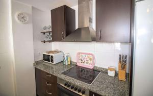 Kuchyňa alebo kuchynka v ubytovaní Urbanización familiar LAS BRISAS 32 TERRAZA Y PISCINA Albert Villas