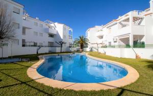 Bazén v ubytovaní Urbanización familiar LAS BRISAS 32 TERRAZA Y PISCINA Albert Villas alebo v jeho blízkosti