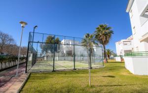 Tenis alebo squash v ubytovaní Urbanización familiar LAS BRISAS 32 TERRAZA Y PISCINA Albert Villas alebo jeho okolí