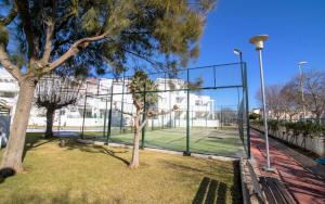 Tenis alebo squash v ubytovaní Urbanización familiar LAS BRISAS 32 TERRAZA Y PISCINA Albert Villas alebo jeho okolí